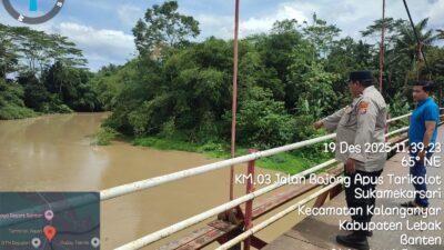 Bhabinkamtibmas Polsek Rangkasbitung Polres Lebak Pantau Debit Air di Jembatan Gantung Ciapus