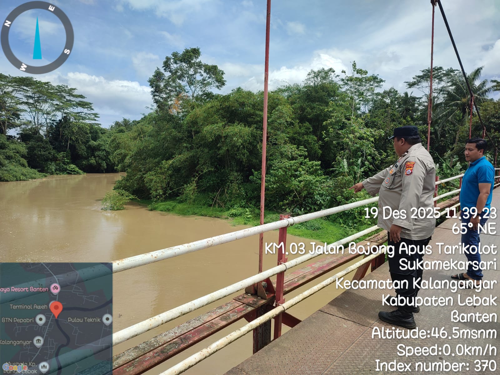 Bhabinkamtibmas Polsek Rangkasbitung Polres Lebak Pantau Debit Air di Jembatan Gantung Ciapus