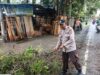 Akibat Hujan Deras Di Sertai Angin Pohon Tumbang Anggota Polsek Rangkasbitung Polres Lebak Dan BPBD Lebak Bersihkan Ranting Pohon