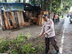 Akibat Hujan Deras Di Sertai Angin Pohon Tumbang Anggota Polsek Rangkasbitung Polres Lebak Dan BPBD Lebak Bersihkan Ranting Pohon