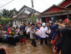Kapolda Banten Bersama Gubernur Banten Tinjau Warga Terdampak Banjir