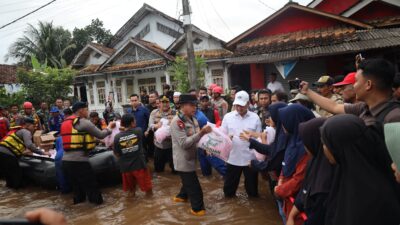 Kapolda Banten Bersama Gubernur Banten Tinjau Warga Terdampak Banjir