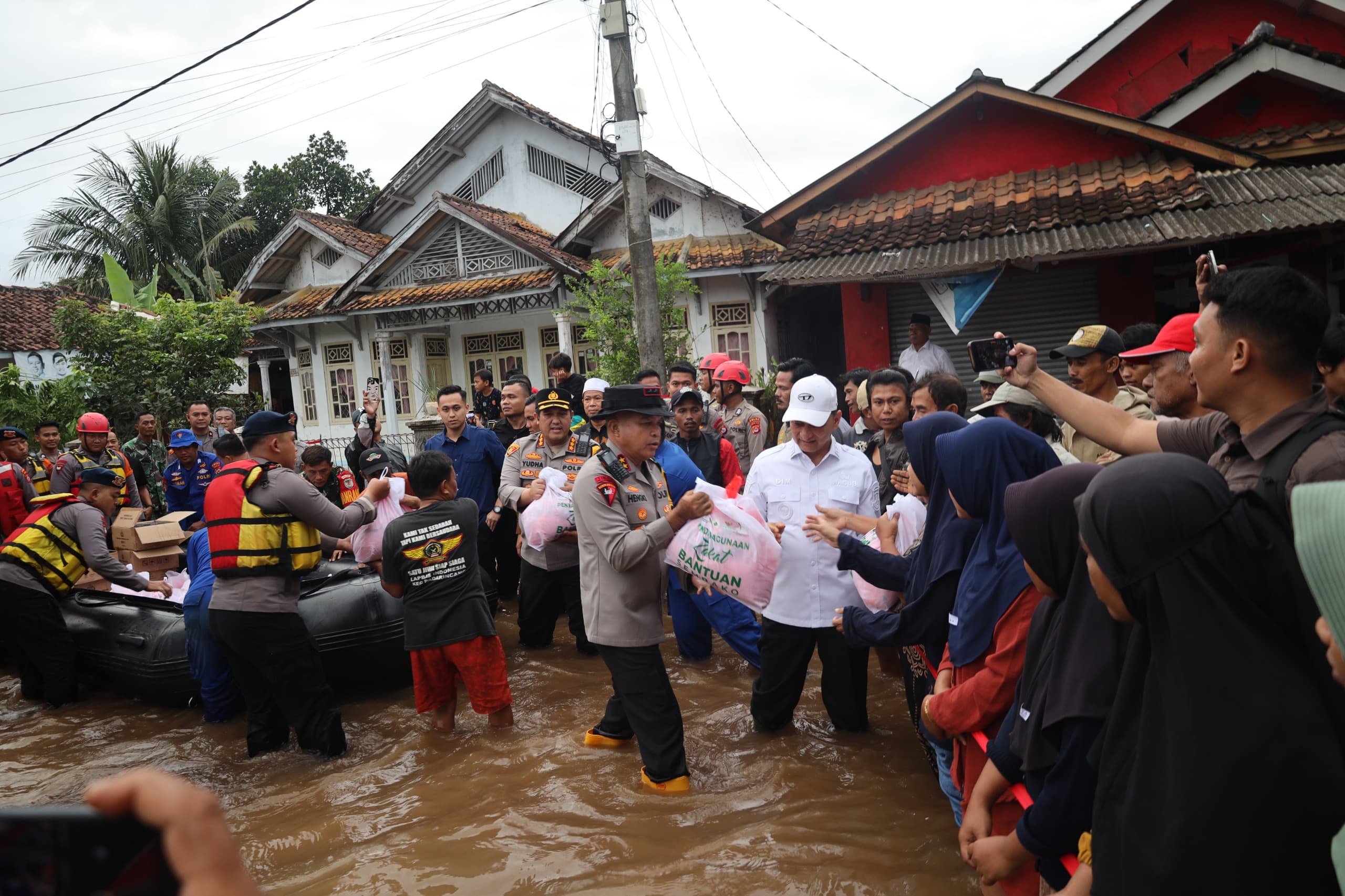 Kapolda Banten Bersama Gubernur Banten Tinjau Warga Terdampak Banjir