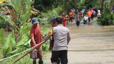 Kapolres Lebak Tinjau Langsung Lokasi Banjir di Kecamatan Banjarsari