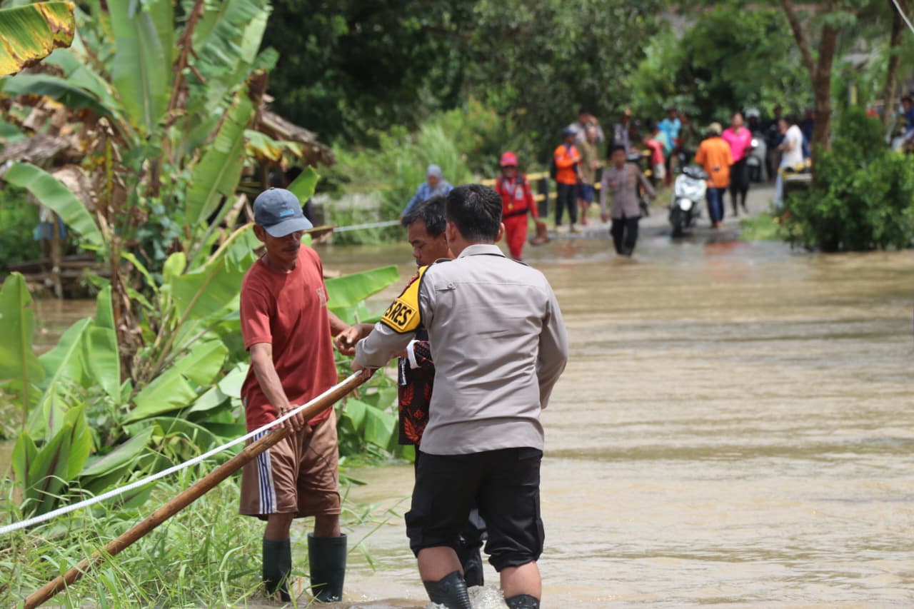 Kapolres Lebak Tinjau Langsung Lokasi Banjir di Kecamatan Banjarsari