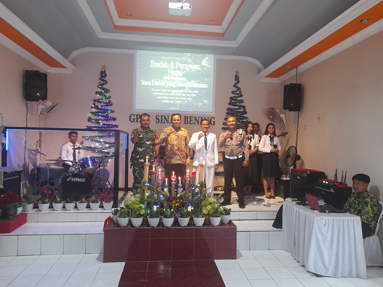 Wujudkan Rasa Aman, Babinsa Koramil Srengat Pantau Ibadah Natal di GPDI Togogan