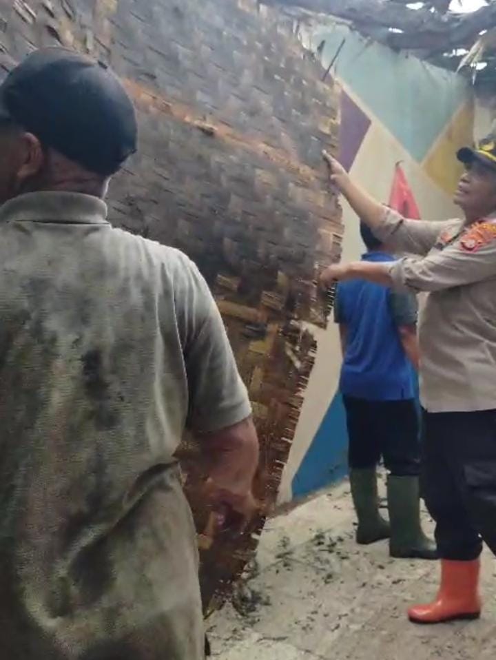 Cuaca Ekstrem Landa Muncang, Polsek Muncang Bantu Warga Terdampak Longsor dan Pohon Tumbang