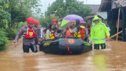 Penanganan Banjir di Padarincang, Brimob Hadir untuk Masyarakat Penanganan Banjir di Padarincang, Brimob Hadir untuk Masyarakat