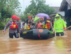 Penanganan Banjir di Padarincang, Brimob Hadir untuk Masyarakat