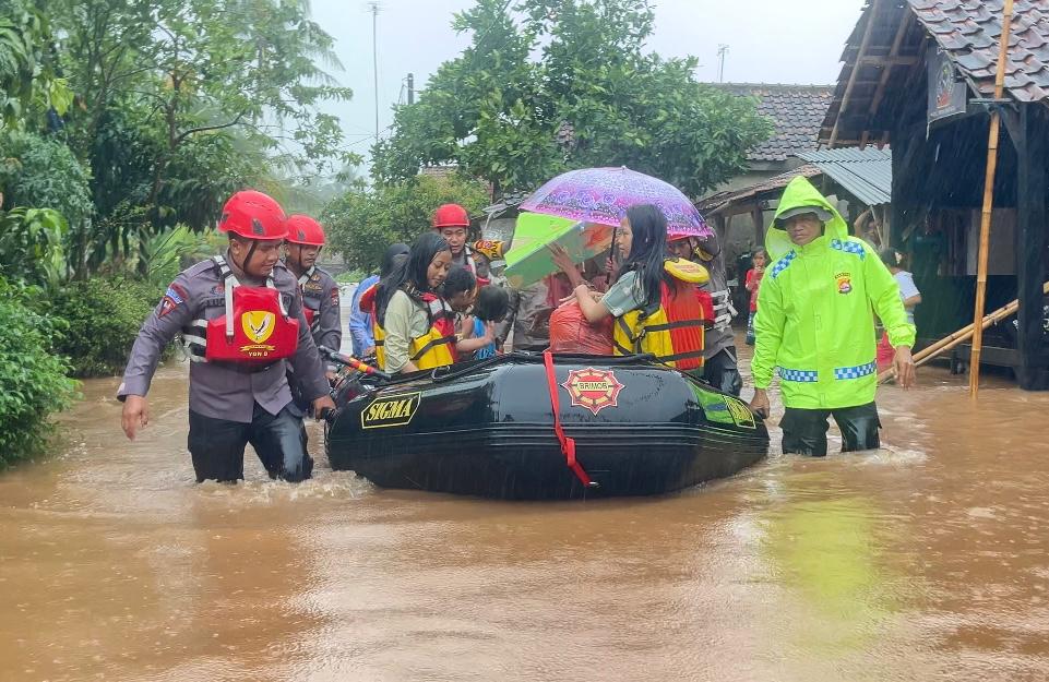 Penanganan Banjir di Padarincang, Brimob Hadir untuk Masyarakat