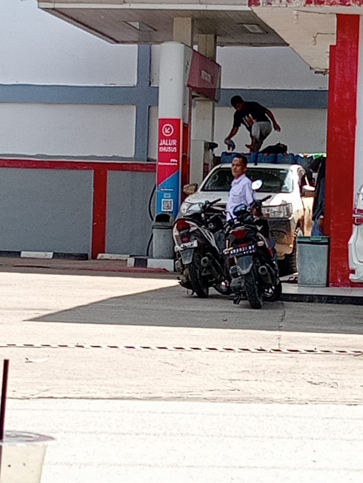 Terang-Terangan! SPBU 64.786.14 Sintang Diduga Layani Pengisian BBM Subsidi Pertalite Ke Beberapa Jerigen
