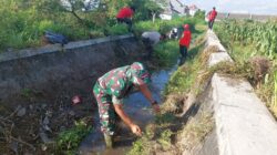 Babinsa Kelurahan Turi Bersama Warga Laksanakan Kerja Bakti Pembersihan Saluran Air
