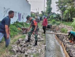 Perlancar Irigasi, Babinsa dan Warga Bangun Talud