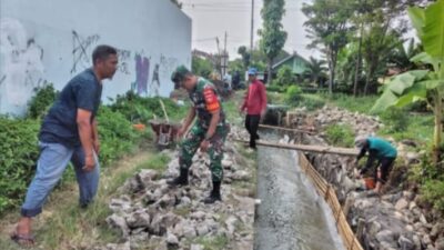 Perlancar Irigasi, Babinsa dan Warga Bangun Talud Perlancar Irigasi, Babinsa dan Warga Bangun Talud
