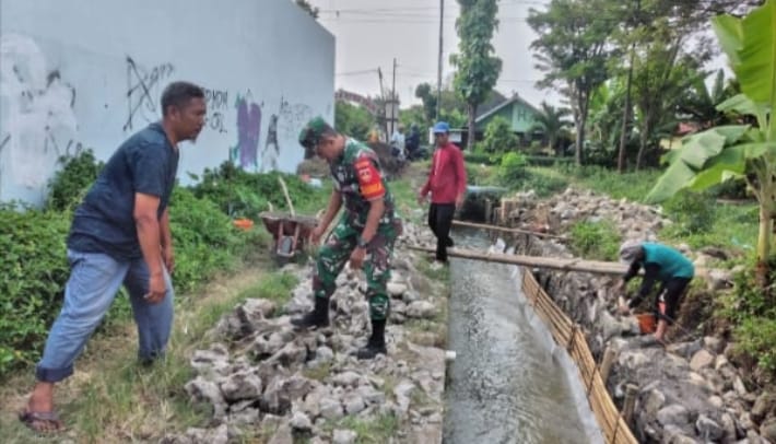 Perlancar Irigasi, Babinsa dan Warga Bangun Talud