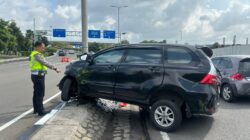 Lepas Kendali Minibus Seruduk PJU Depan Tanjakan Terminal 2D Bandara Soetta