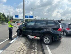 Lepas Kendali Minibus Seruduk PJU Depan Tanjakan Terminal 2D Bandara Soetta