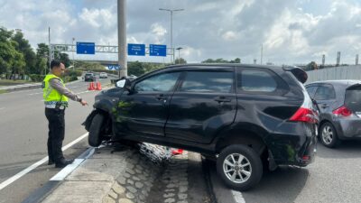 Lepas Kendali Minibus Seruduk PJU Depan Tanjakan Terminal 2D Bandara Soetta