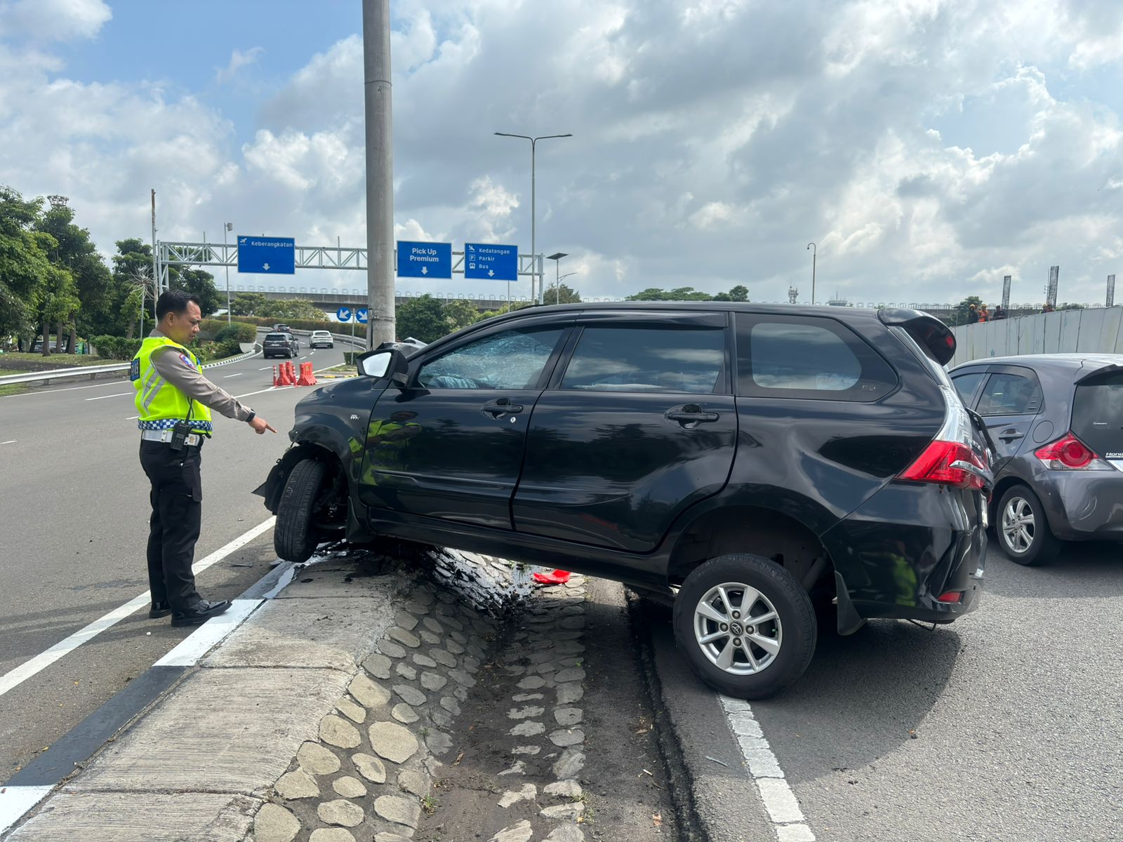 Lepas Kendali Minibus Seruduk PJU Depan Tanjakan Terminal 2D Bandara Soetta