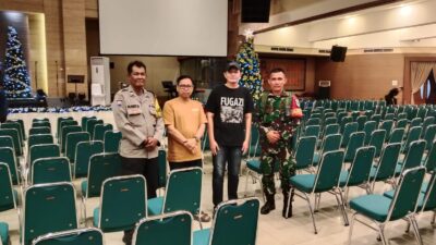Babinsa dan Bhabinkamtibmas Lemahwungkuk Monitoring Sterilisasi Gereja Jelang Perayaan Natal 2025