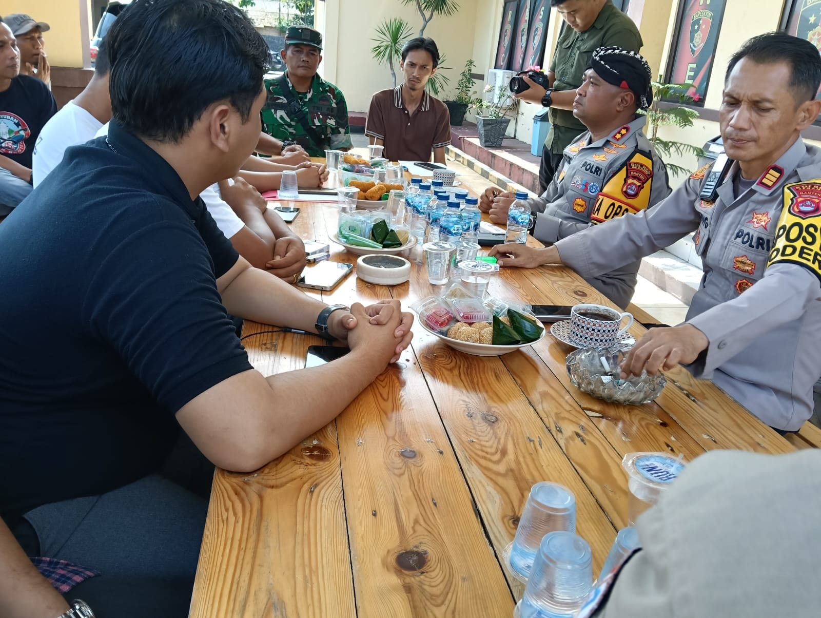 Kapolres serang AKBP Condro Sasongko Berikan Solusi Atas Pengelolaan Parkir Di Restauran Gacoan