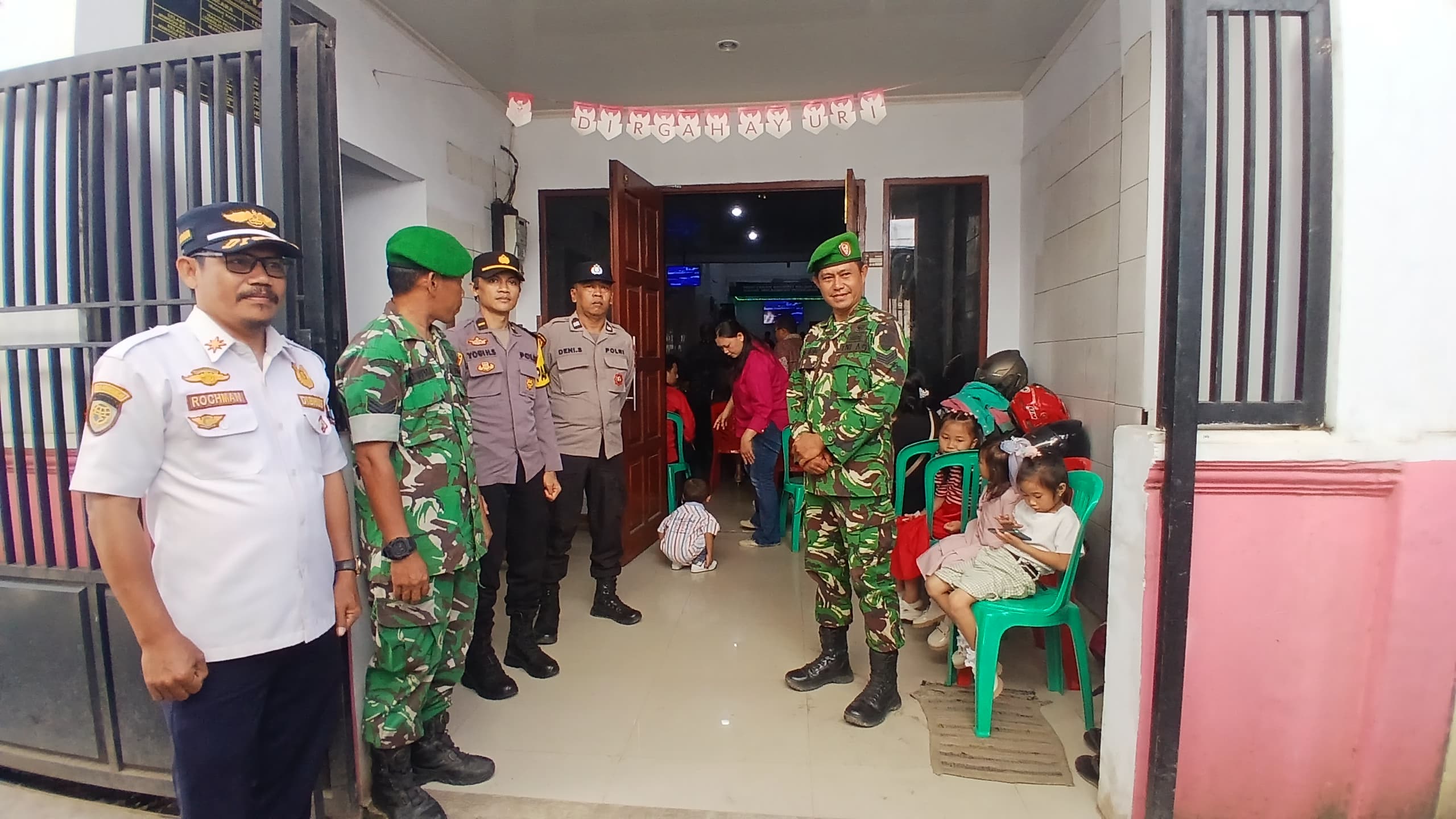 Anggota Polsek Rangkasbitung Polres Lebak Laksanakan Pengamanan Perayaan Natal di Gereja Pantekosta