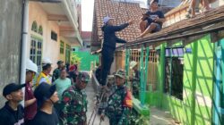 Babinsa Kepanjenkidul Bersama Warga Gotong Royong Renovasi Rumah Warga