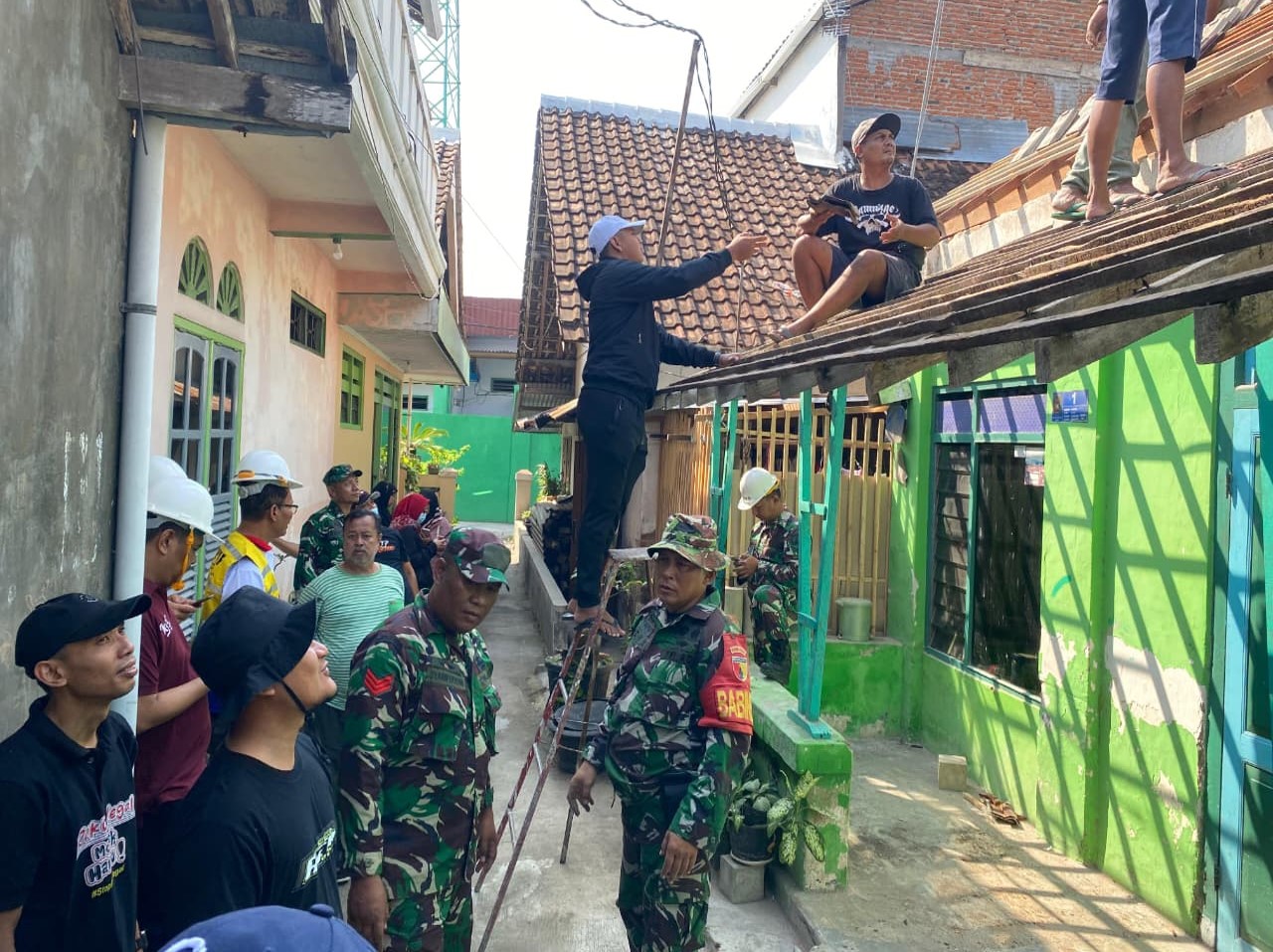 Babinsa Kepanjenkidul Bersama Warga Gotong Royong Renovasi Rumah Warga