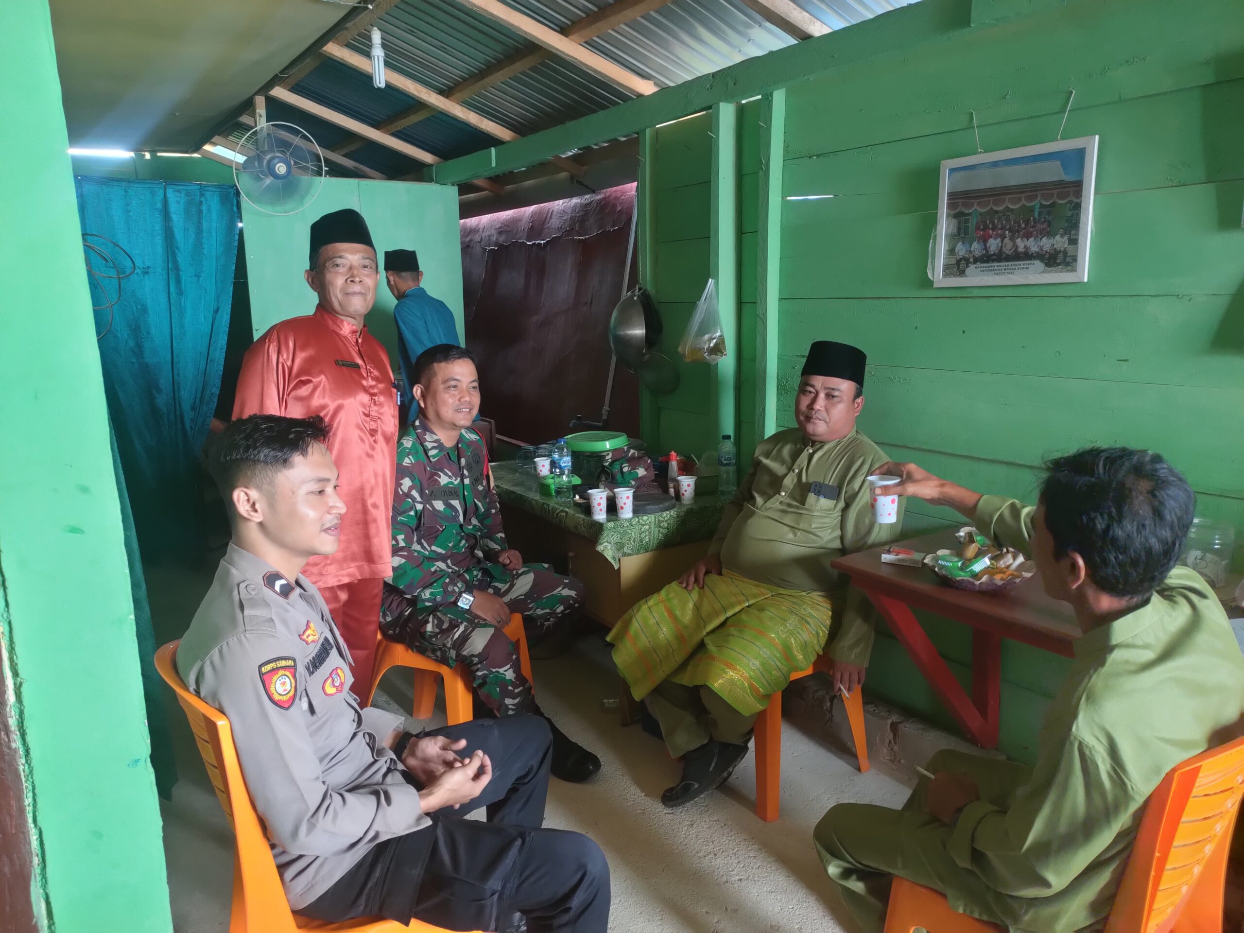 Babinsa Koramil 420-08/Tabir, Serda Abdullah Paisal, Laksanakan Komsos Bersama Bhabinkamtibmas dan Warga di Desa Air Batu, Kecamatan Tabir Ilir.
