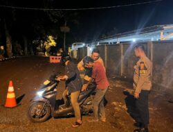 Gerak Cepat Pamapta III Polres Tanggamus Tangani Pria Tergeletak di Jalan Batu Kramat