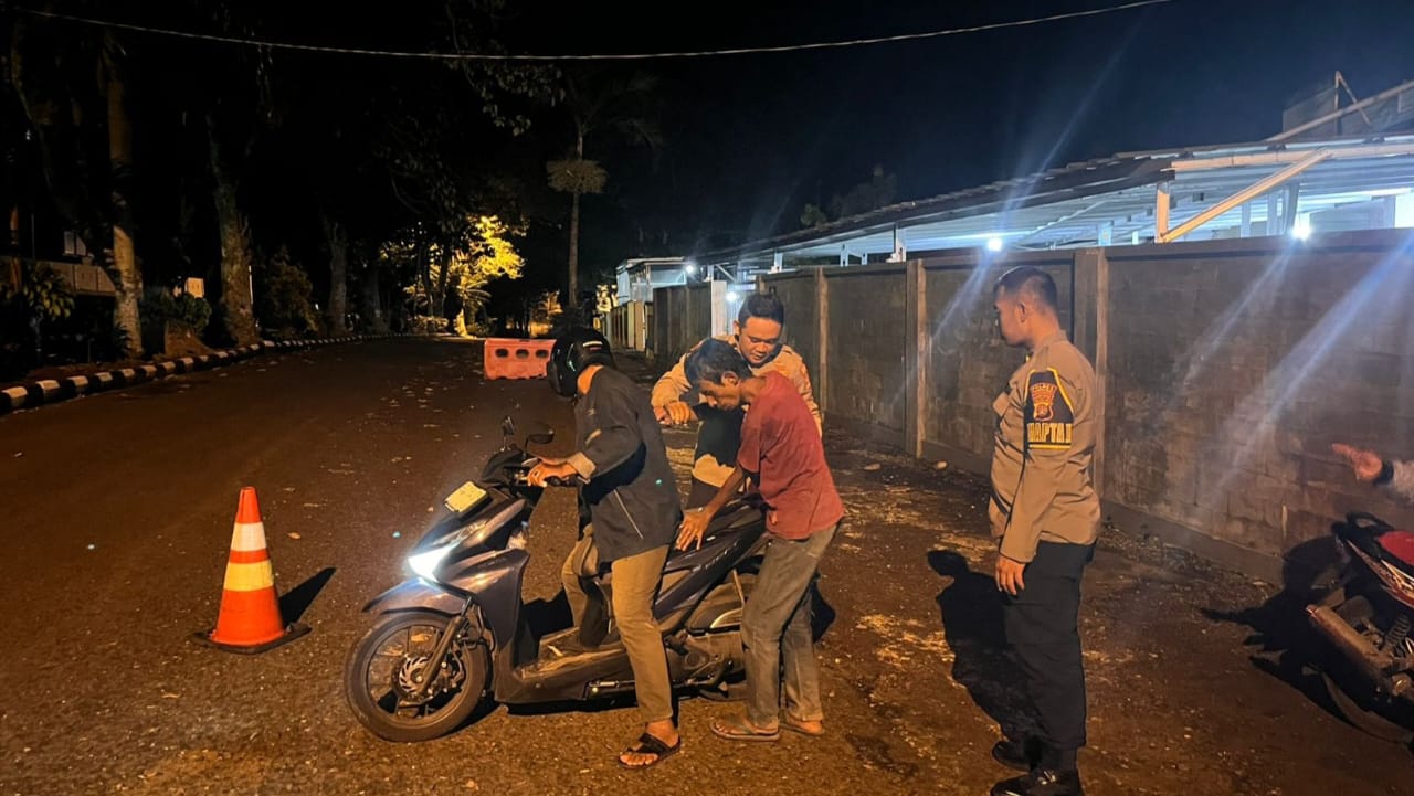 Gerak Cepat Pamapta III Polres Tanggamus Tangani Pria Tergeletak di Jalan Batu Kramat