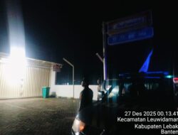 Anggota Polsek Leuwidamar Polres Lebak, Patroli Malam Hari Guna Mencegah Gangguan Kamtibmas.