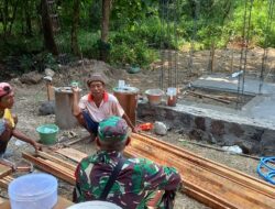 Babinsa Koramil Sambi Bantu Renovasi Rumah, Wujud Nyata Kemanunggalan TNI–Rakyat