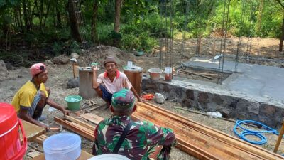 Babinsa Koramil Sambi Bantu Renovasi Rumah, Wujud Nyata Kemanunggalan TNI–Rakyat Babinsa Koramil Sambi Bantu Renovasi Rumah, Wujud Nyata Kemanunggalan TNI–Rakyat