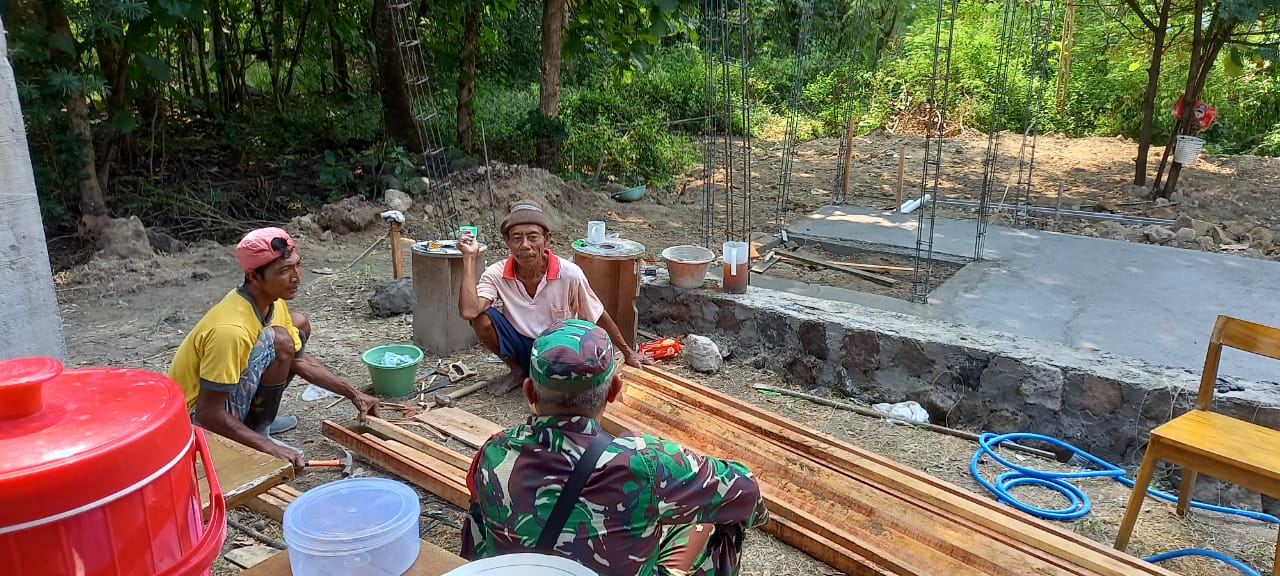 Babinsa Koramil Sambi Bantu Renovasi Rumah, Wujud Nyata Kemanunggalan TNI–Rakyat