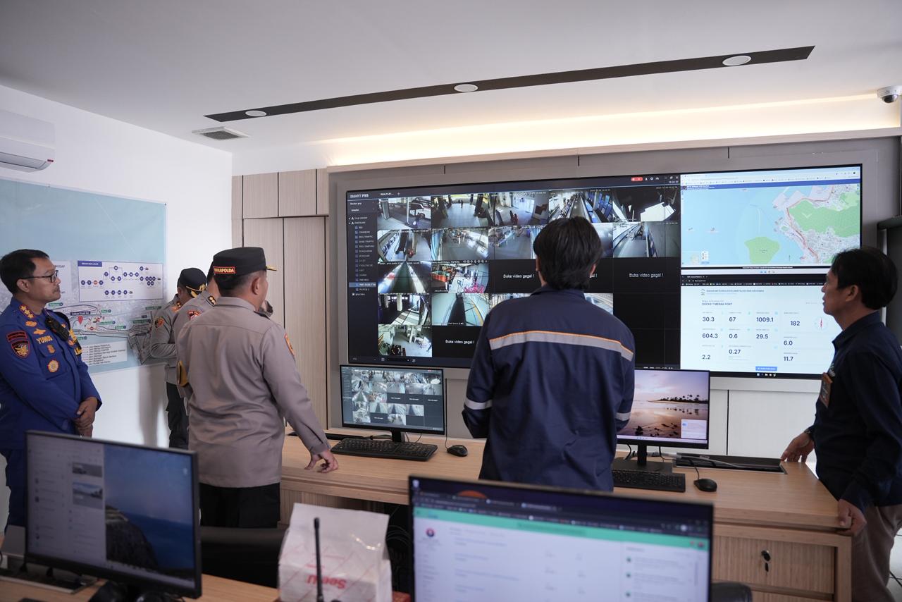 Wakapolda Banten Cek Situasi Pelabuhan Merak Melalui Pantauan CCTV