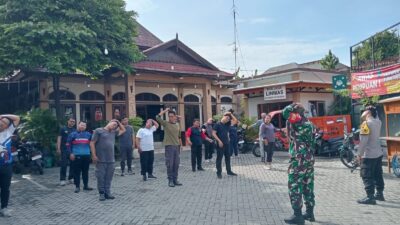 Wujudkan Linmas Tangguh & Cekatan, Babinsa Danukusuman Latih Fisik Bersama Wujudkan Linmas Tangguh & Cekatan, Babinsa Danukusuman Latih Fisik Bersama