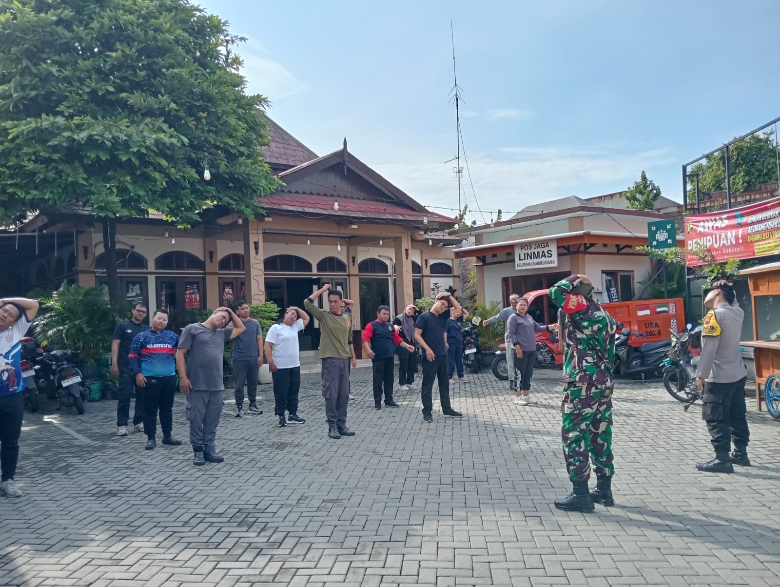 Wujudkan Linmas Tangguh & Cekatan, Babinsa Danukusuman Latih Fisik Bersama