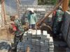 Pererat Kebersamaan, Babinsa Desa Gandean Gotong Royong Bangun Rumah Warga
