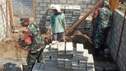 Pererat Kebersamaan, Babinsa Desa Gandean Gotong Royong Bangun Rumah Warga Pererat Kebersamaan, Babinsa Desa Gandean Gotong Royong Bangun Rumah Warga