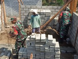 Pererat Kebersamaan, Babinsa Desa Gandean Gotong Royong Bangun Rumah Warga