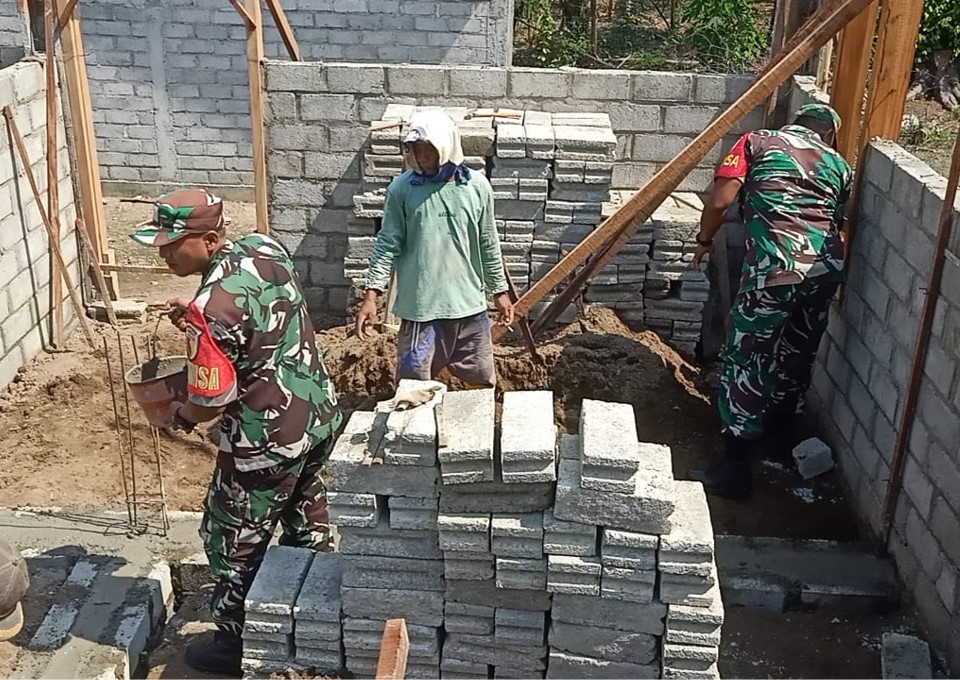 Pererat Kebersamaan, Babinsa Desa Gandean Gotong Royong Bangun Rumah Warga