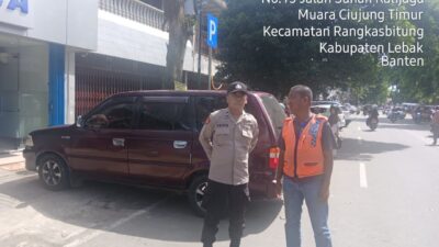 Jelang Nataru 2026,Anggota Polsek Rangkasbitung Polres Lebak Gencar Sampaikan Pesan Kamtibmas Kepada Jukir