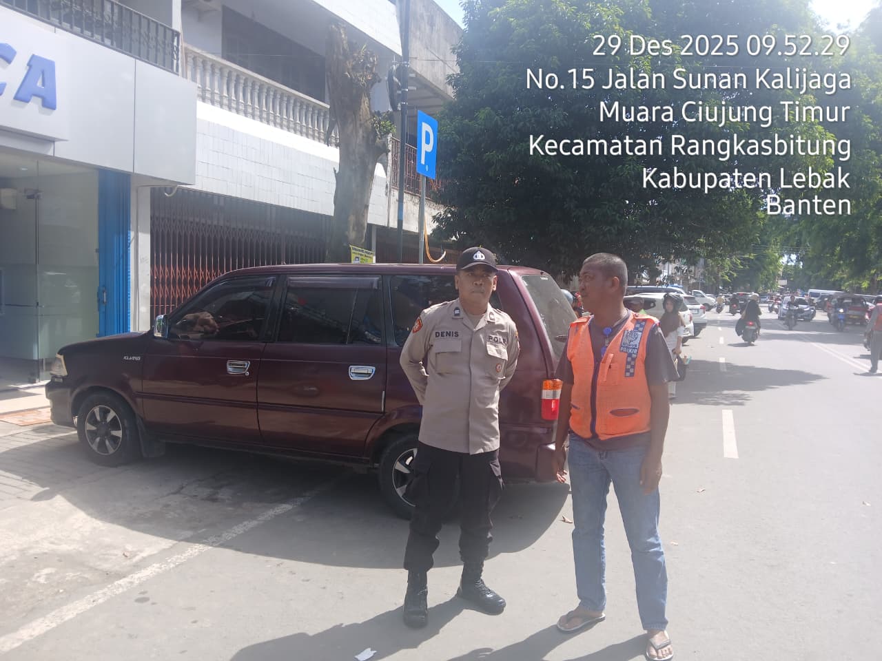 Jelang Nataru 2026,Anggota Polsek Rangkasbitung Polres Lebak Gencar Sampaikan Pesan Kamtibmas Kepada Jukir