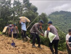 Satbrimob Polda Banten Lakukan Evakuasi Warga Terdampak Longsor di Kecamatan Cibeber