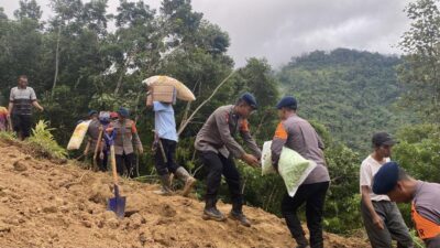 Satbrimob Polda Banten Lakukan Evakuasi Warga Terdampak Longsor di Kecamatan Cibeber