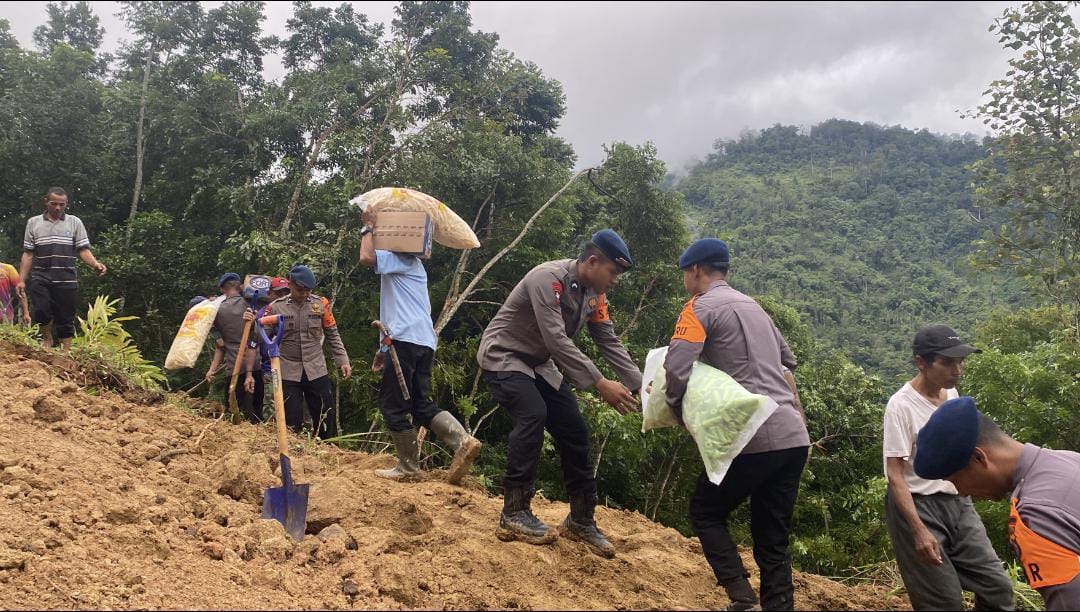 Satbrimob Polda Banten Lakukan Evakuasi Warga Terdampak Longsor di Kecamatan Cibeber