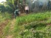 Babinsa Kelurahan Sukasari Bantu Warga Bersihkan Gulma di Kebun Sayur Kangkung