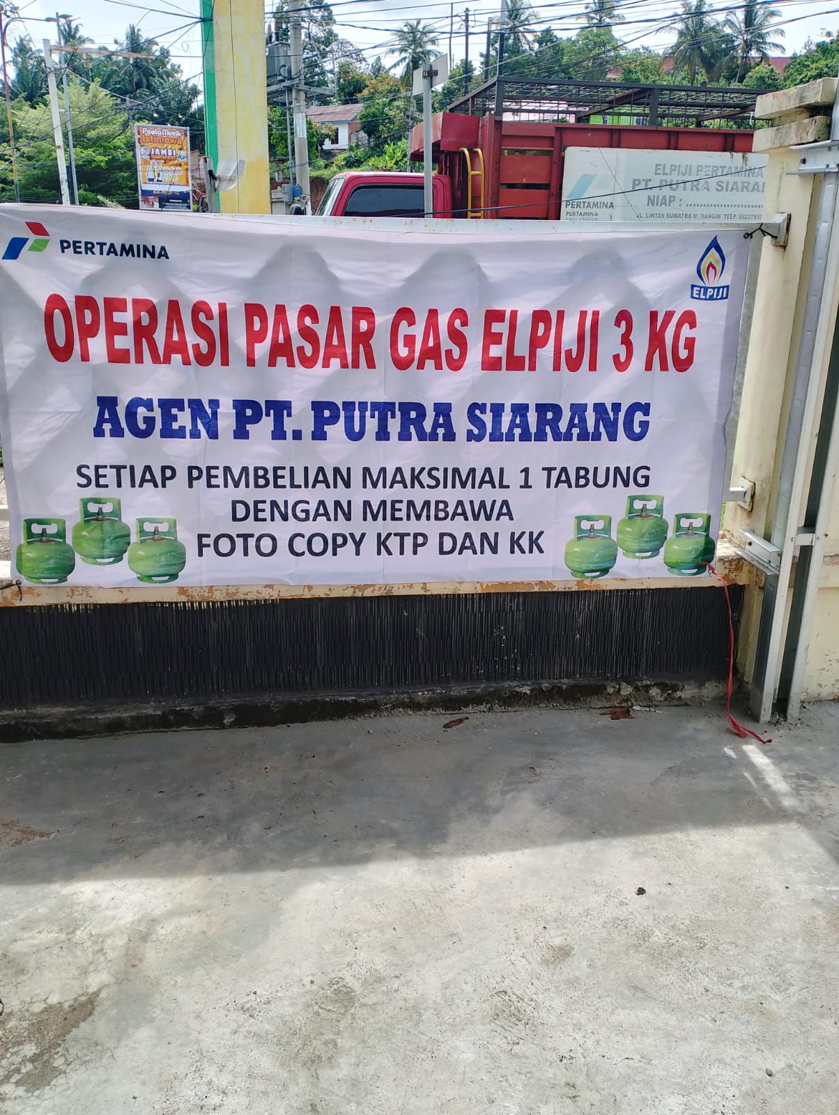 Beberapa warga Dusun Bangko ucapkan terima kasih pada Wakil Bupati Merangin Dan Berharap Bazar Gas 3 Kg dilaksanakan Sekali Sebulan di Dusun Bangko