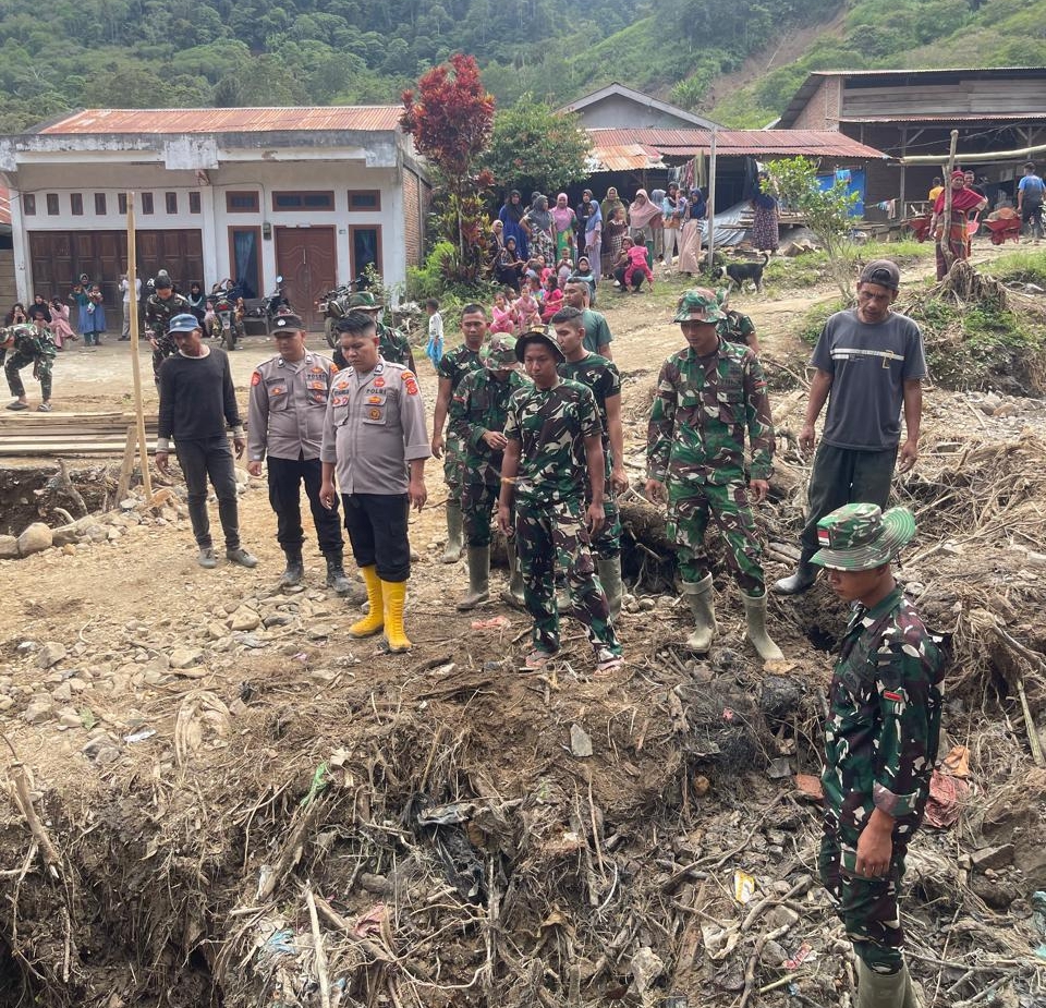 TNI–Polri di Aceh Tengah Gotong Royong Bersihkan Material dan Bangun Jembatan Akses Warga